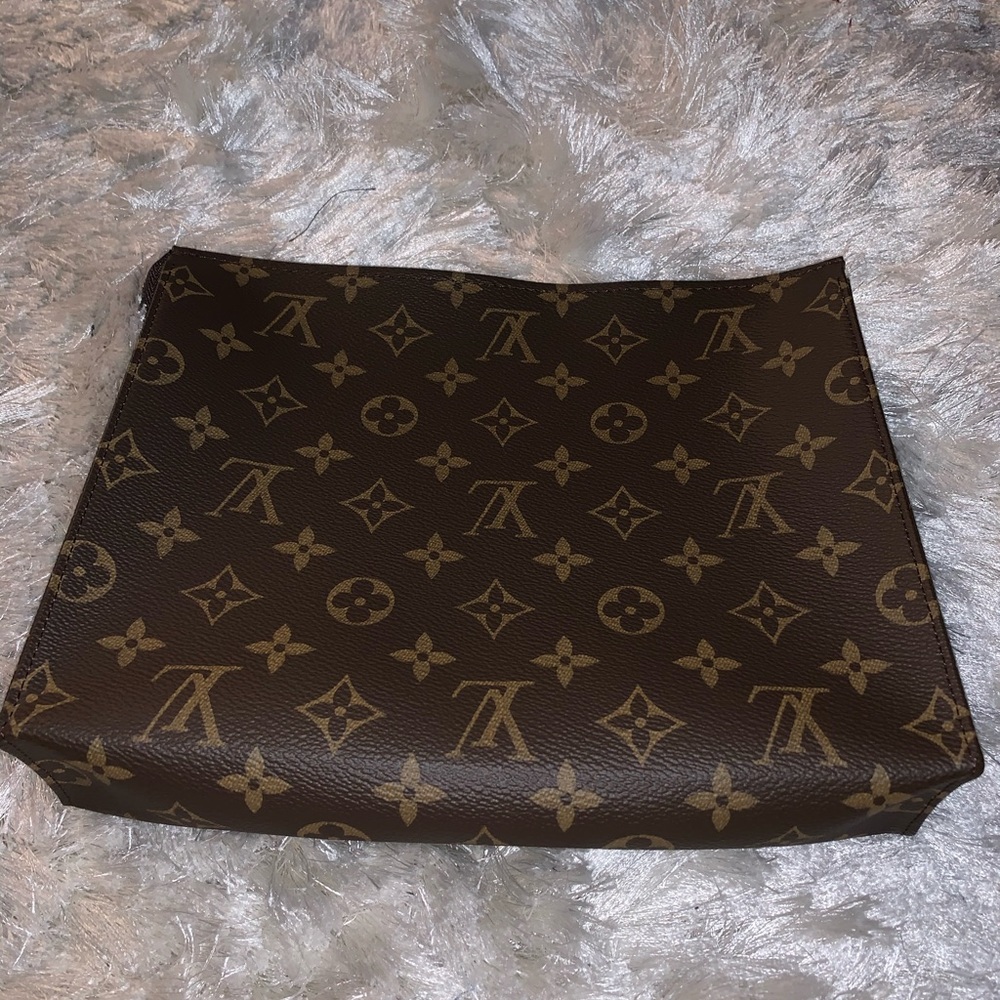 Louis Vuitton Toiletry 26